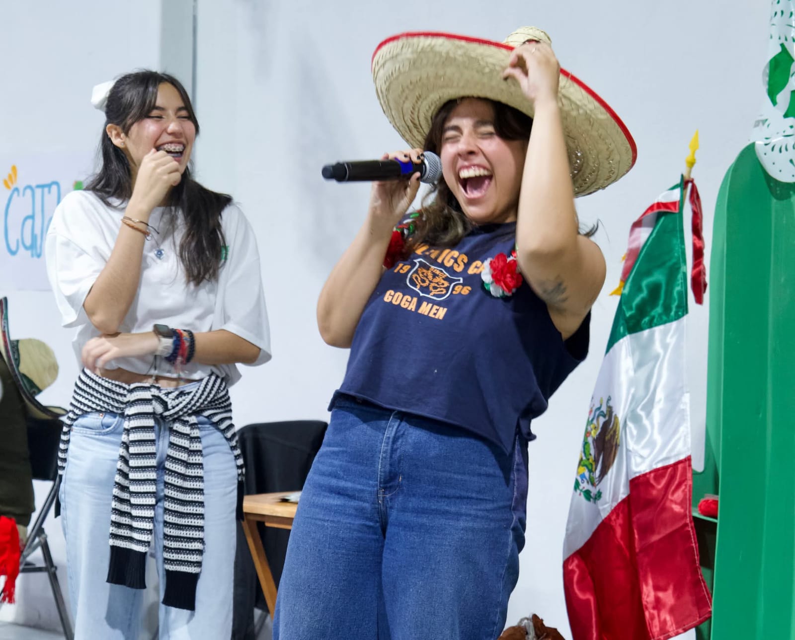 Joven cantando con sombrero mexicano